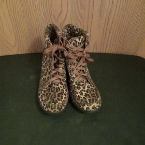 PREOWNED women's leopard boots size 10 good condition please look at pics